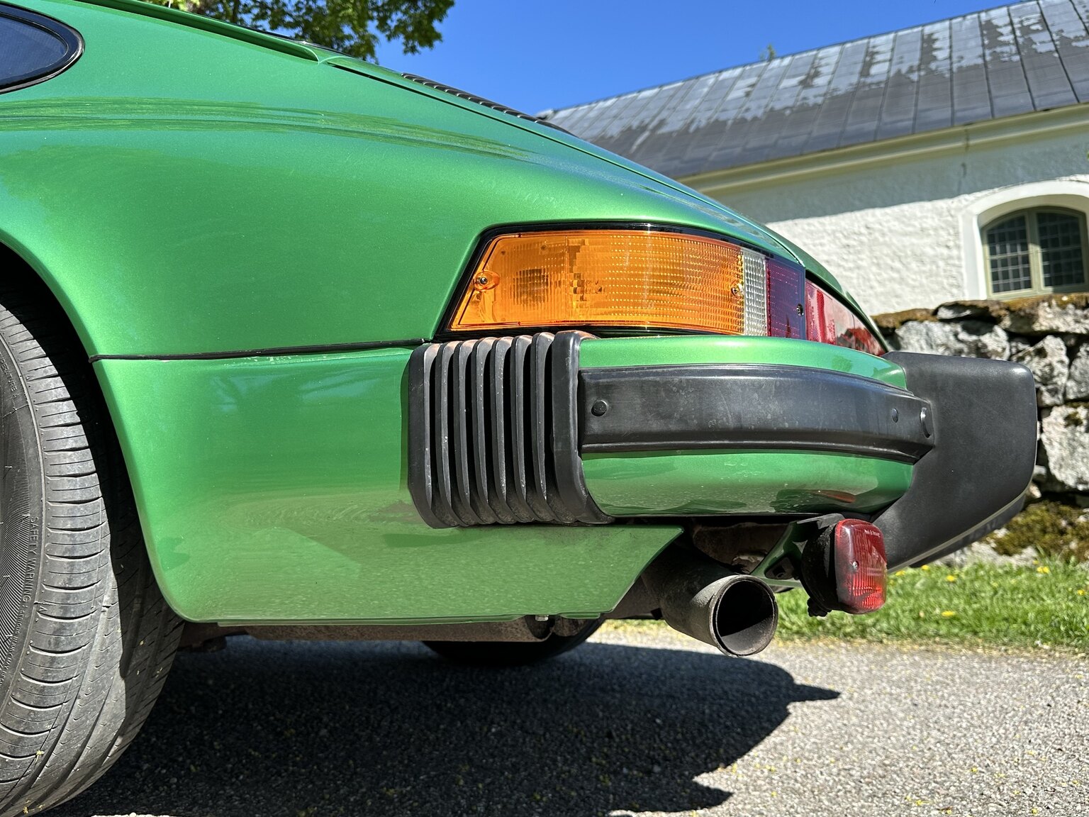 Exterior image of 1975 Porsche 911