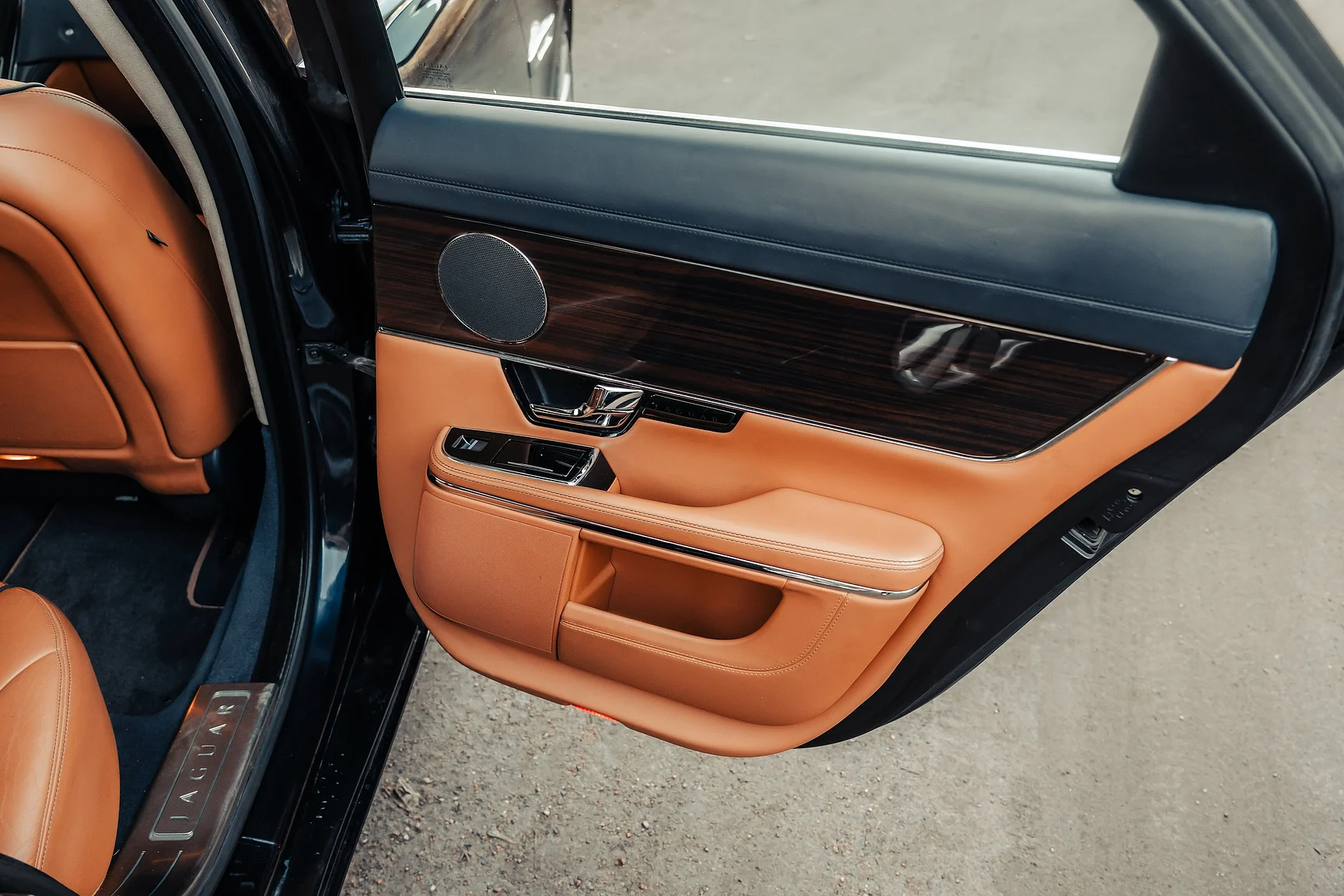 Innenraumfoto von 2012 Jaguar XJ (35)