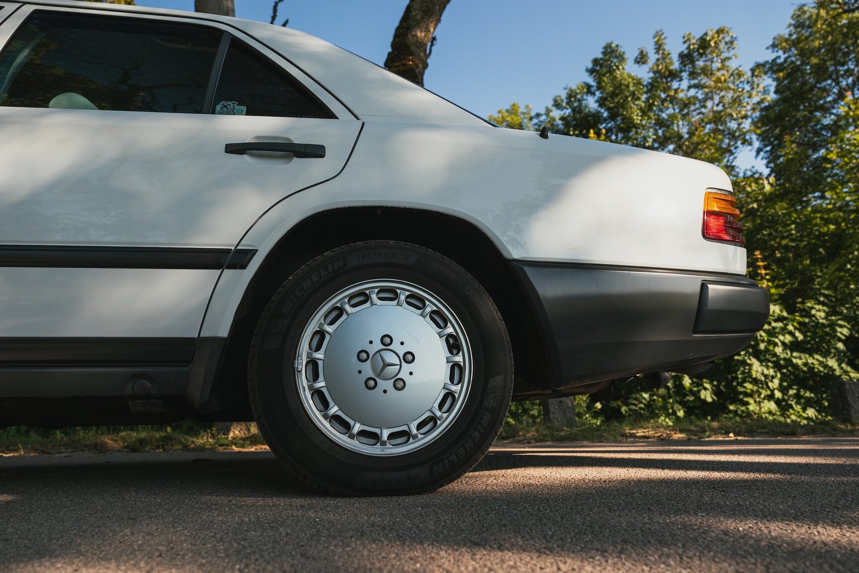 Exteriörbild på 1987 Mercedes-Benz 230E