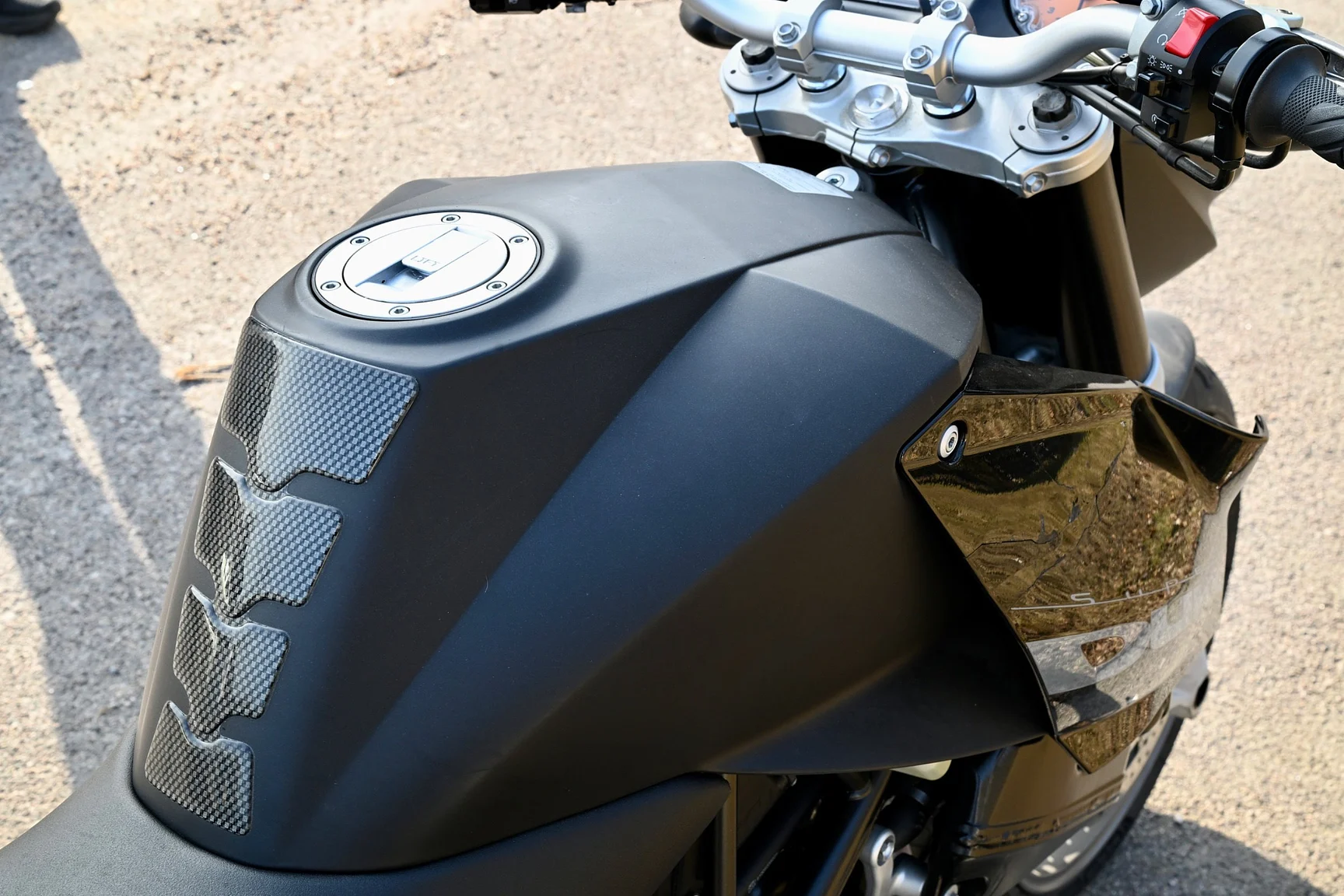 Exterior image of 2005 KTM 990 Super Duke (26)