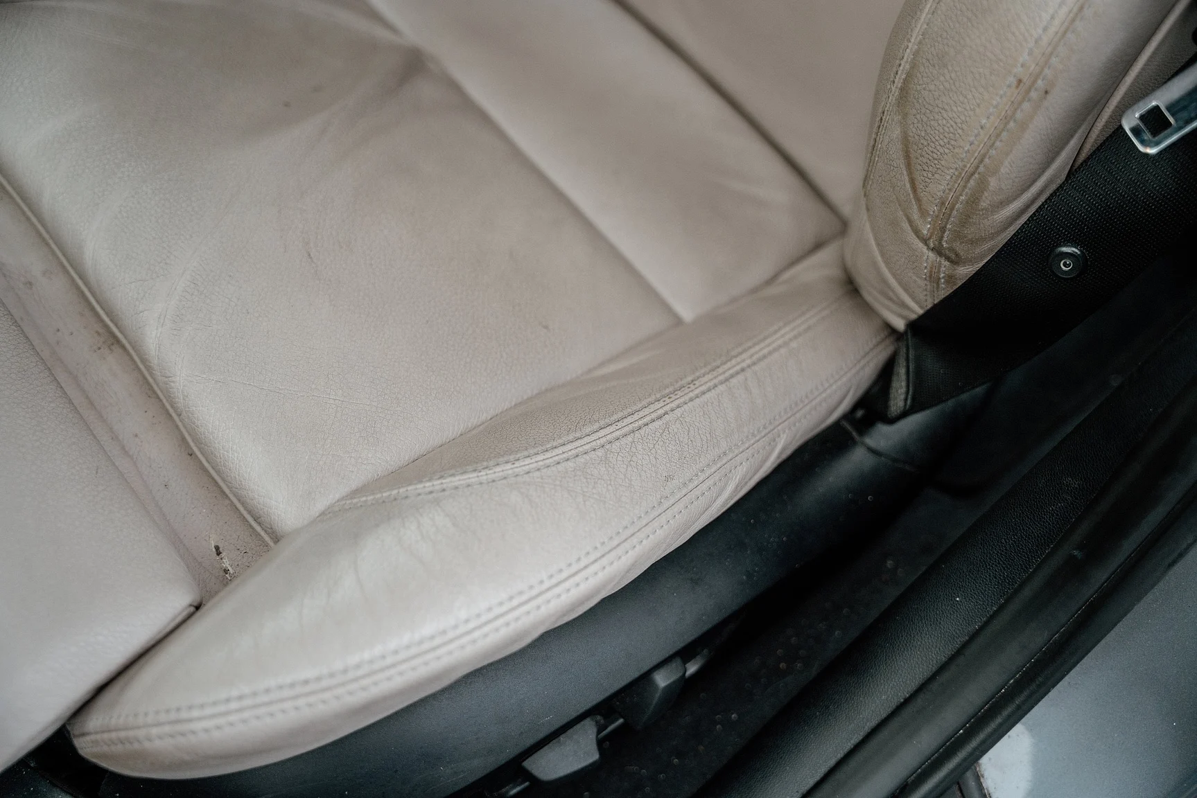 Interior image of 2010 BMW 325i Sedan (46)