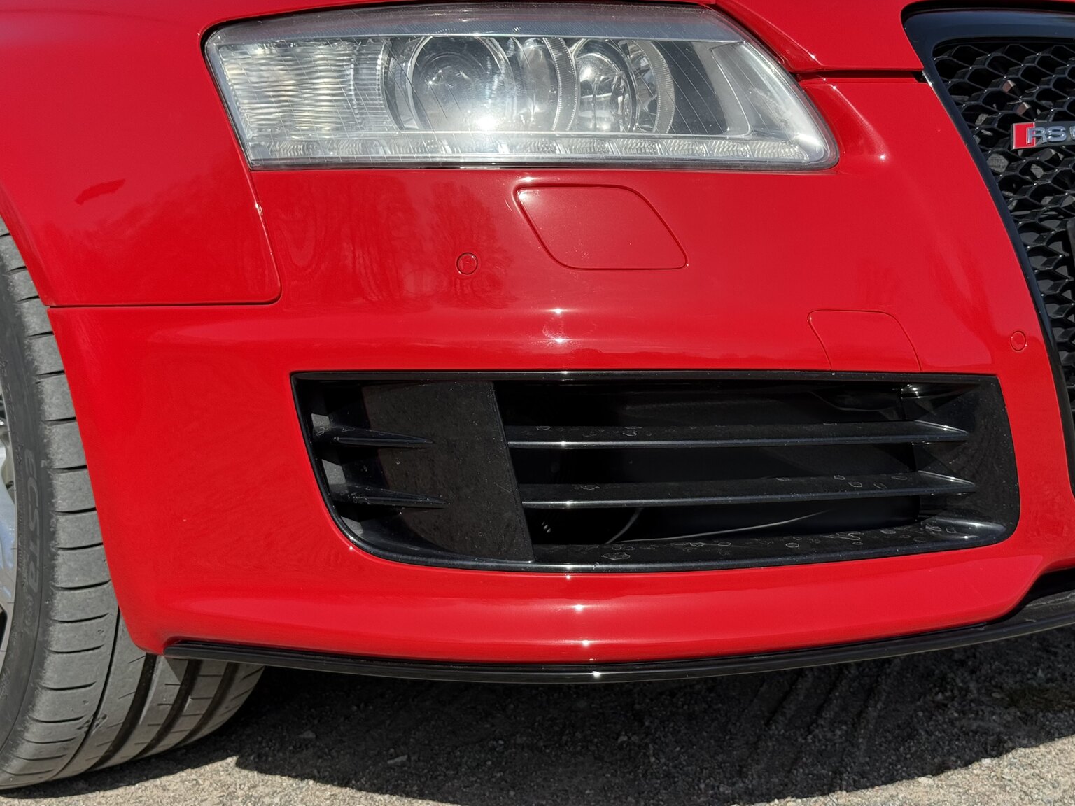 Exterior image of 2010 Audi RS6 Avant V10 Quattro