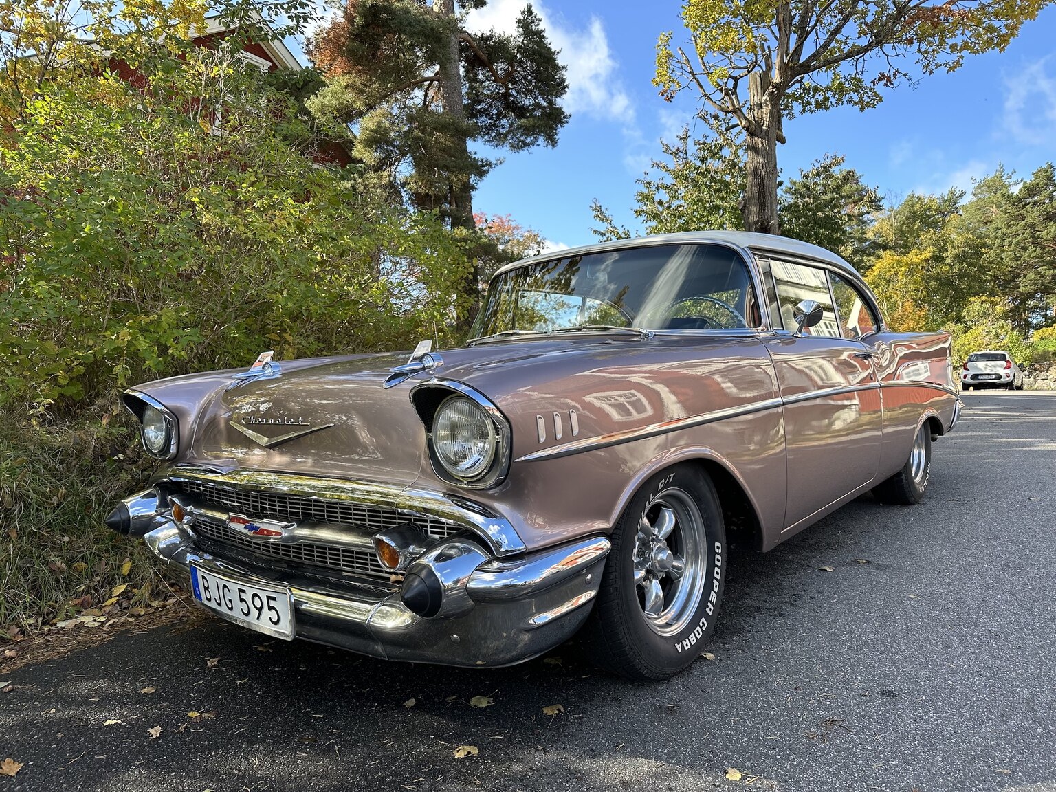 Exteriörbild på 1957 Chevrolet Two-Ten Restomod (14)