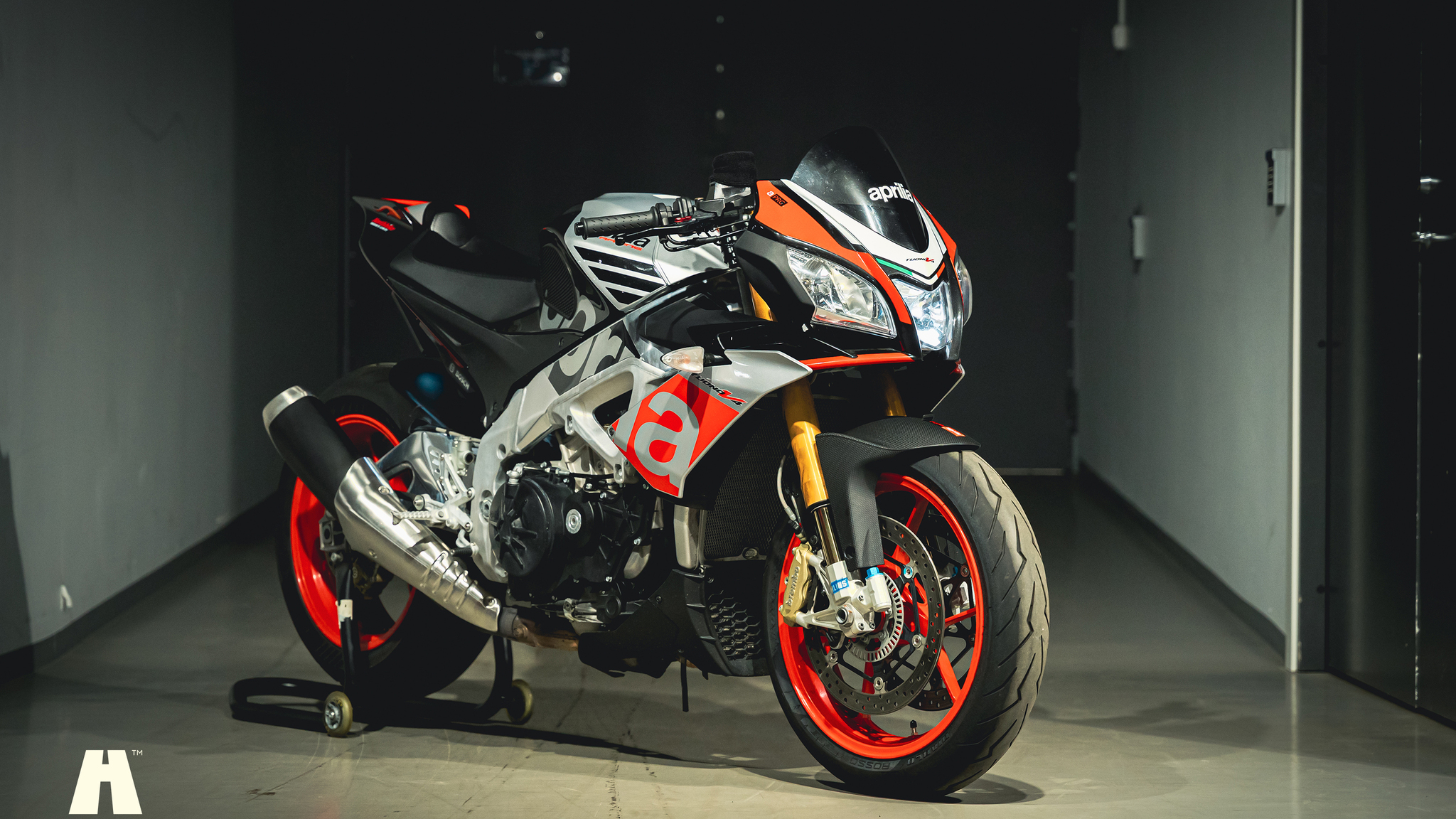 Exteriörbild på 2016 Aprilia Tuono V4 Factory