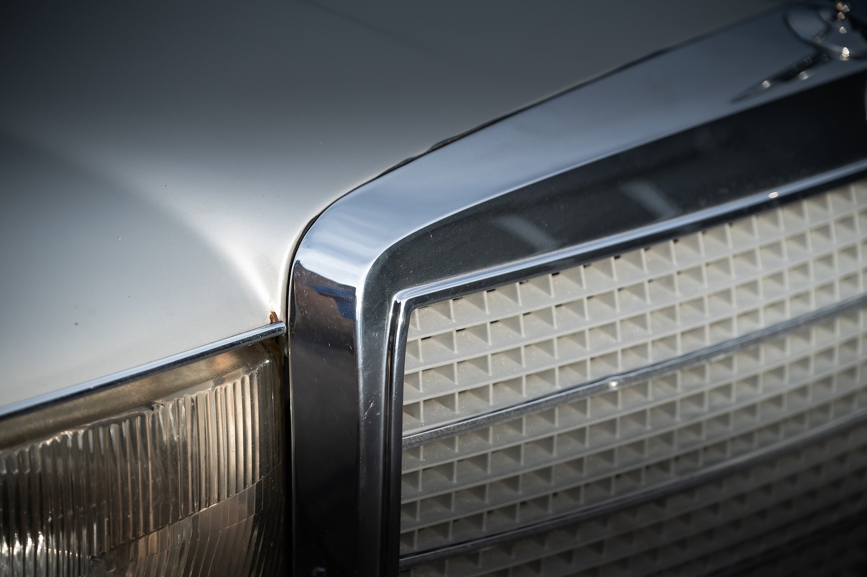 Exterior image of 1975 Mercedes-Benz 280 SE 