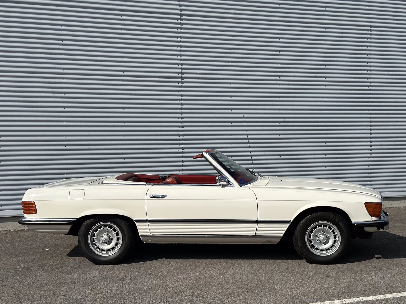 Exterior image of 1972 Mercedes-Benz 350 SL