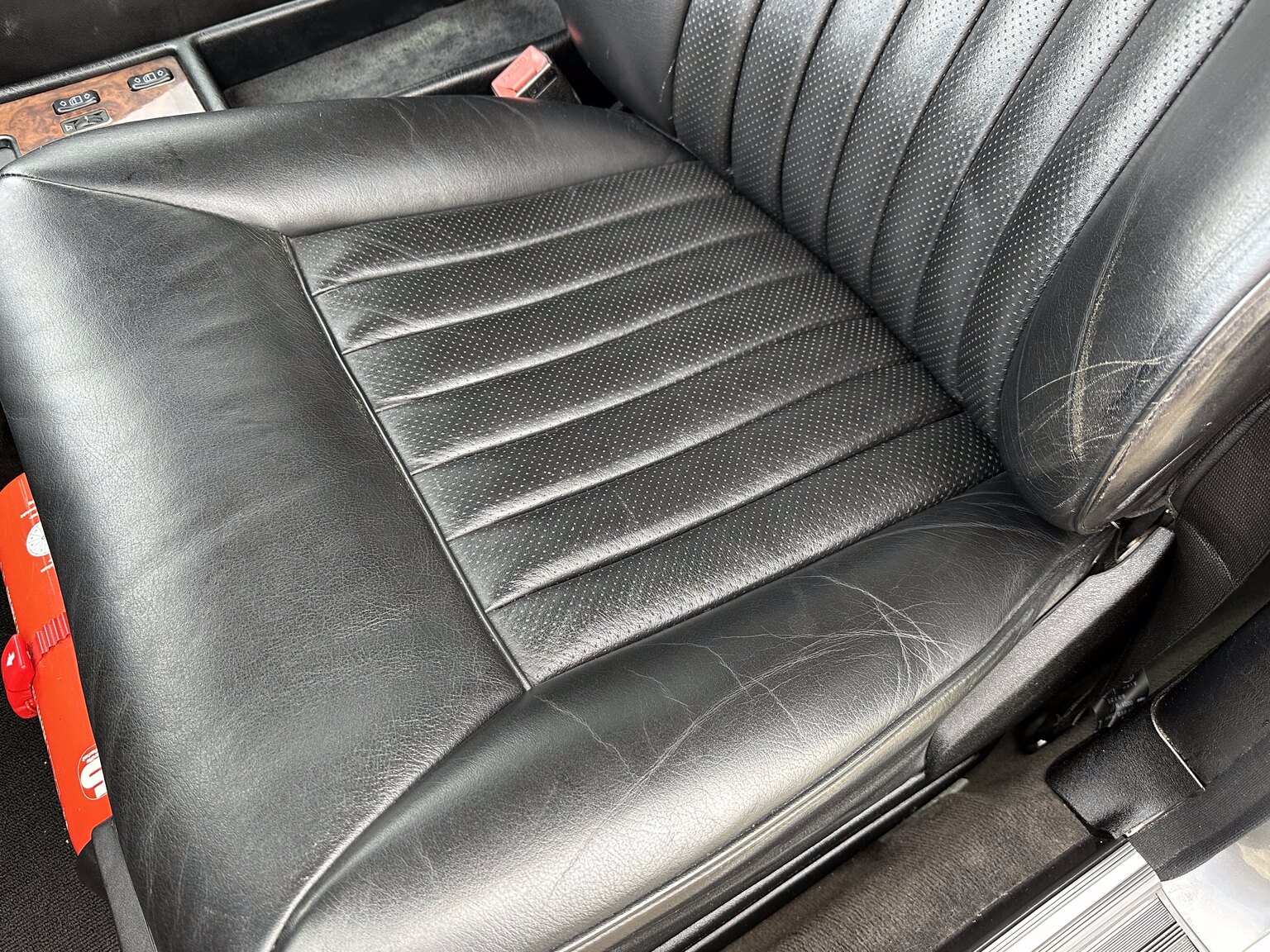 Interior image of 1987 Mercedes 300 SE (8)