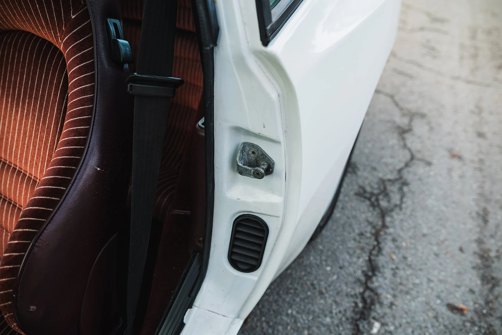 Interior image of 1986 Porsche 944R (19)