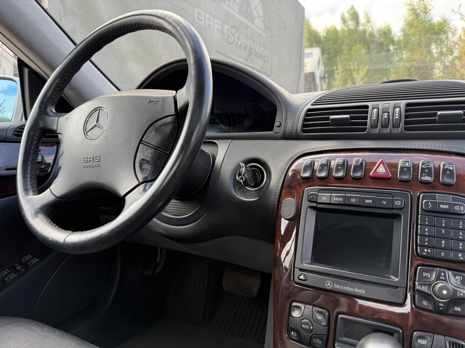 Interior image of 2000 Mercedes-Benz CL 500