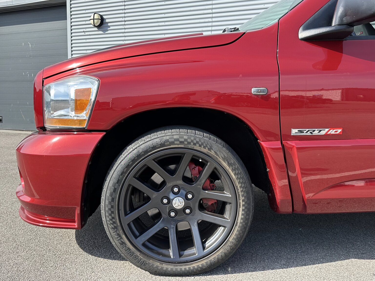 Exteriörbild på 2006 Dodge Ram SRT10