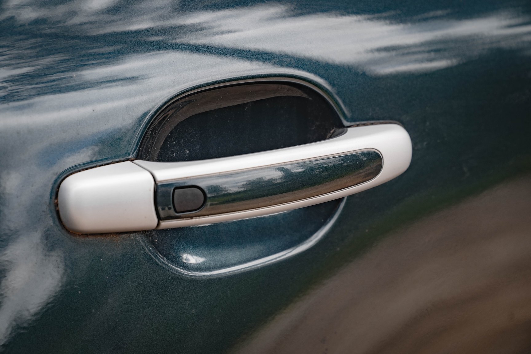 Exterior image of 2005 Porsche Cayenne Turbo WLS