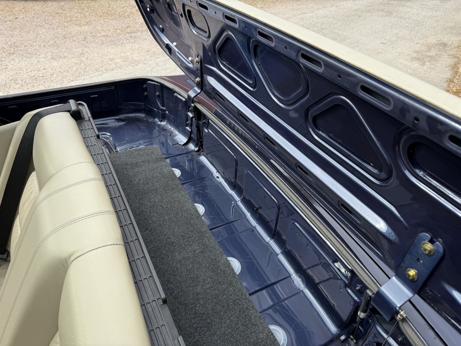 Interior image of 1987 BMW 325i Convertible