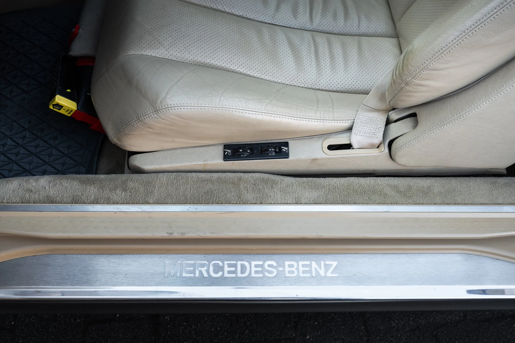 Interior image of 1991 Mercedes-Benz 500 SL (6)