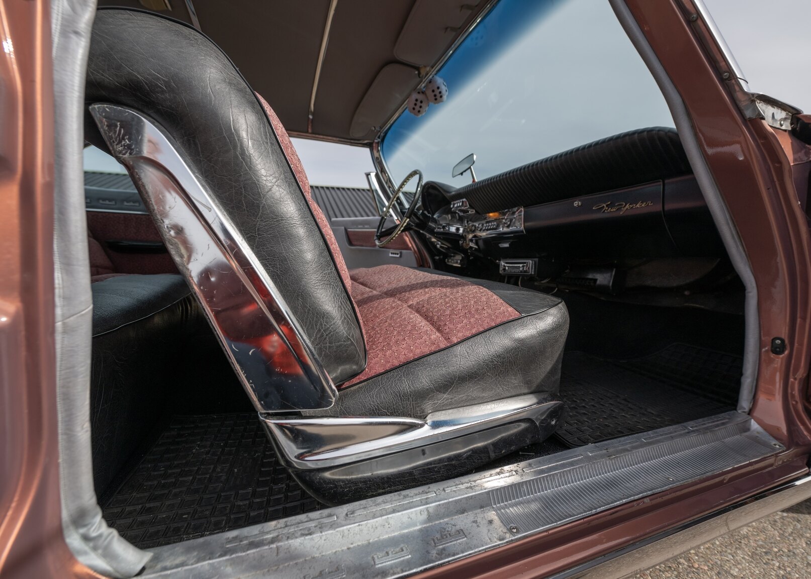 Interior image of 1961 Chrysler New Yorker Sedan (31)