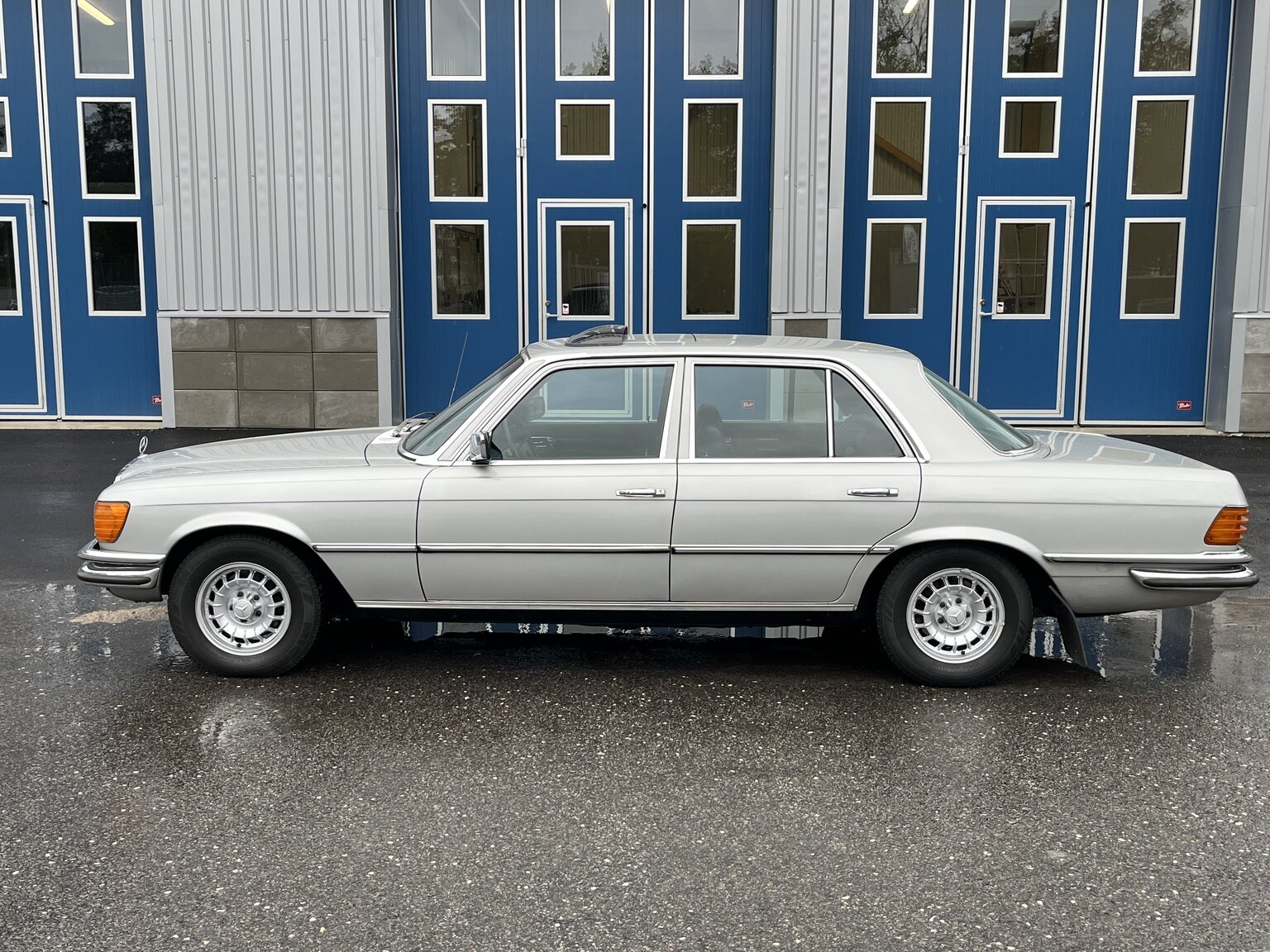 Exteriörbild på 1975 Mercedes-Benz 280 SE