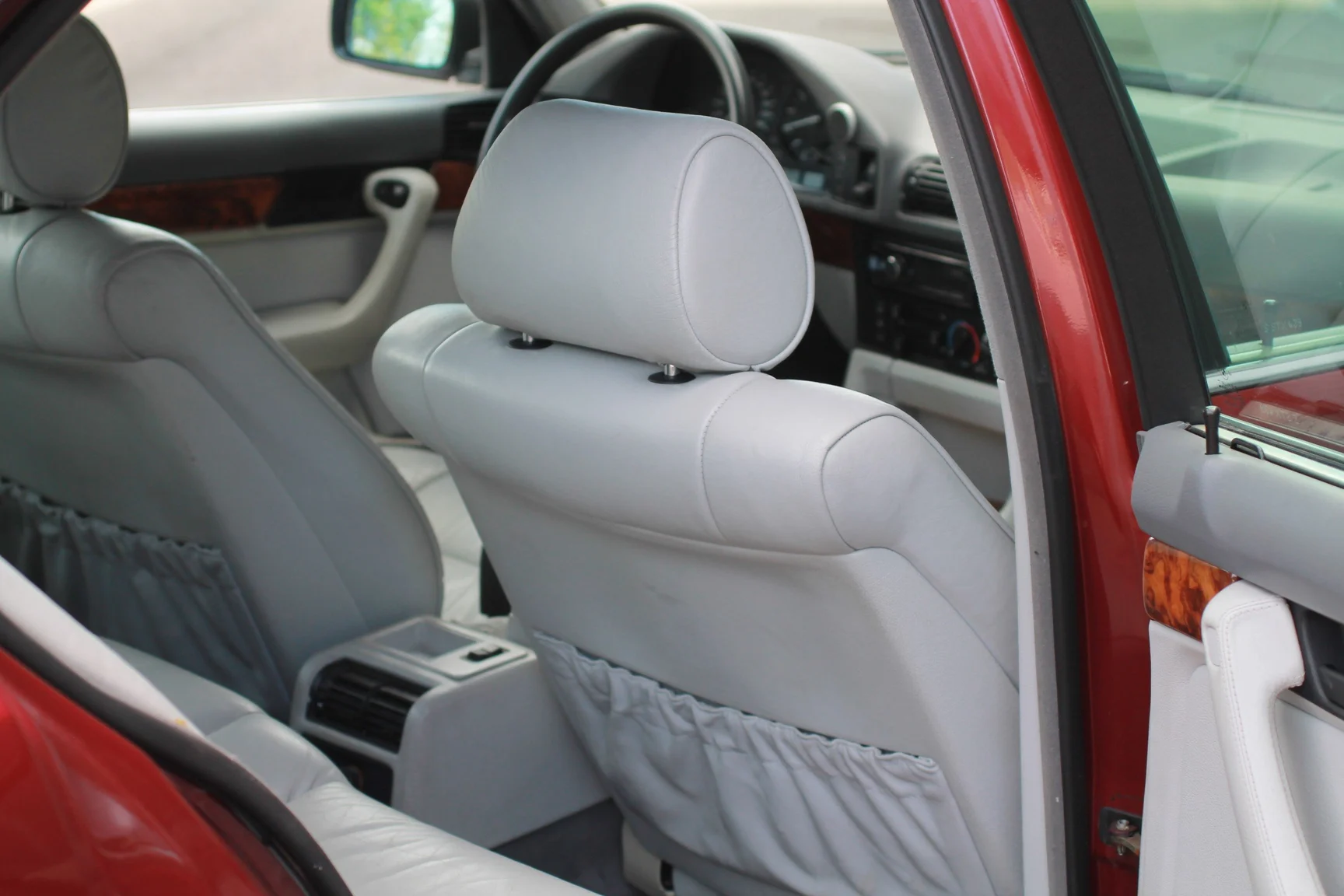 Interior image of 1993 BMW 540i Sedan (53)