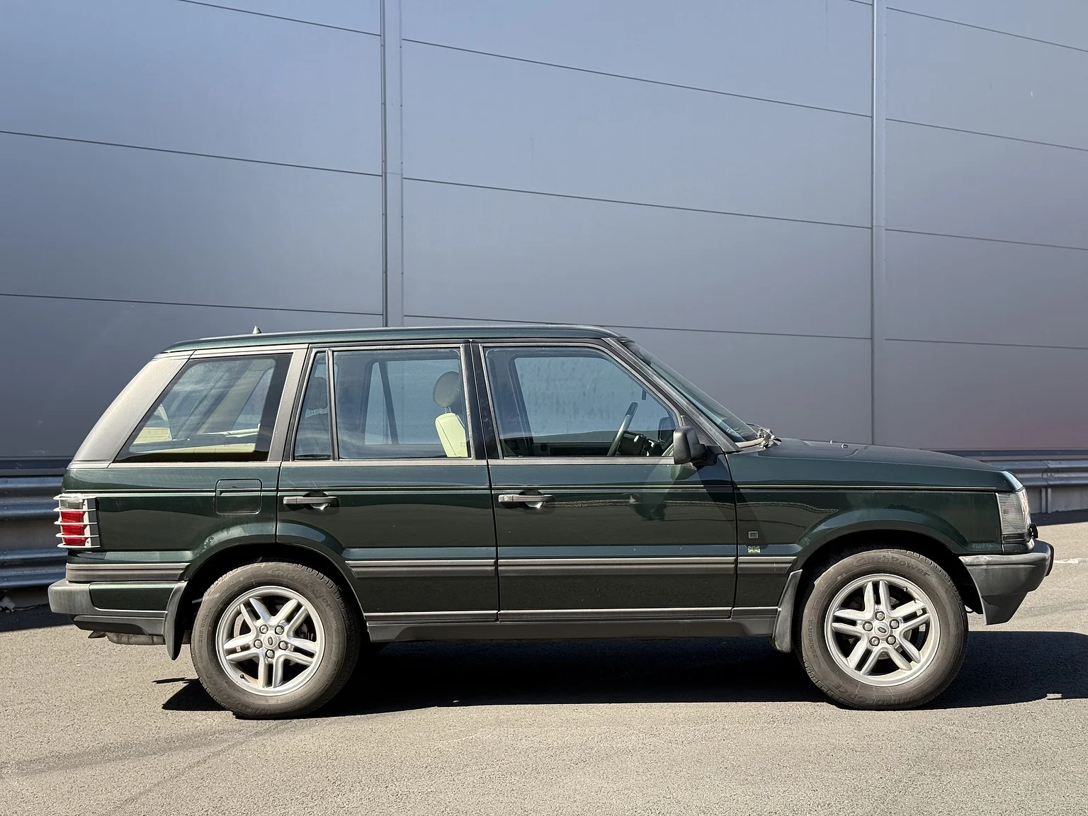 Exterior image of 1998 Land Rover Range Rover P38 (6)