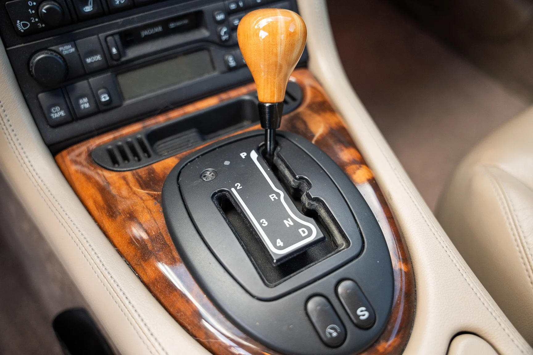 Innenraumfoto von 1999 Jaguar XKR - NO RESERVE (36)