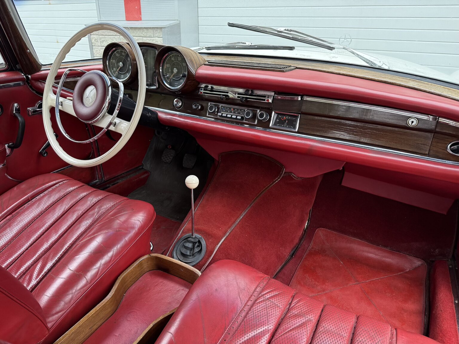 Innenraumfoto von 1963 Mercedes-Benz 220 SE