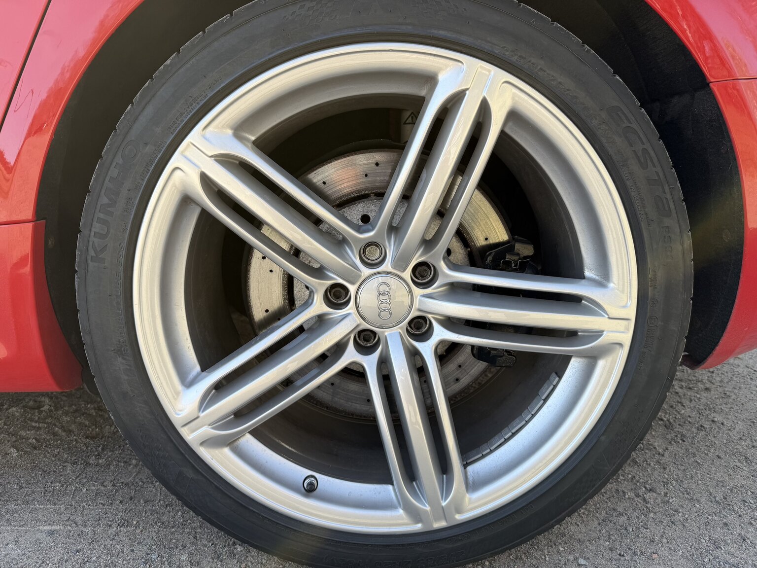 Exterior image of 2010 Audi RS6 Avant V10 Quattro