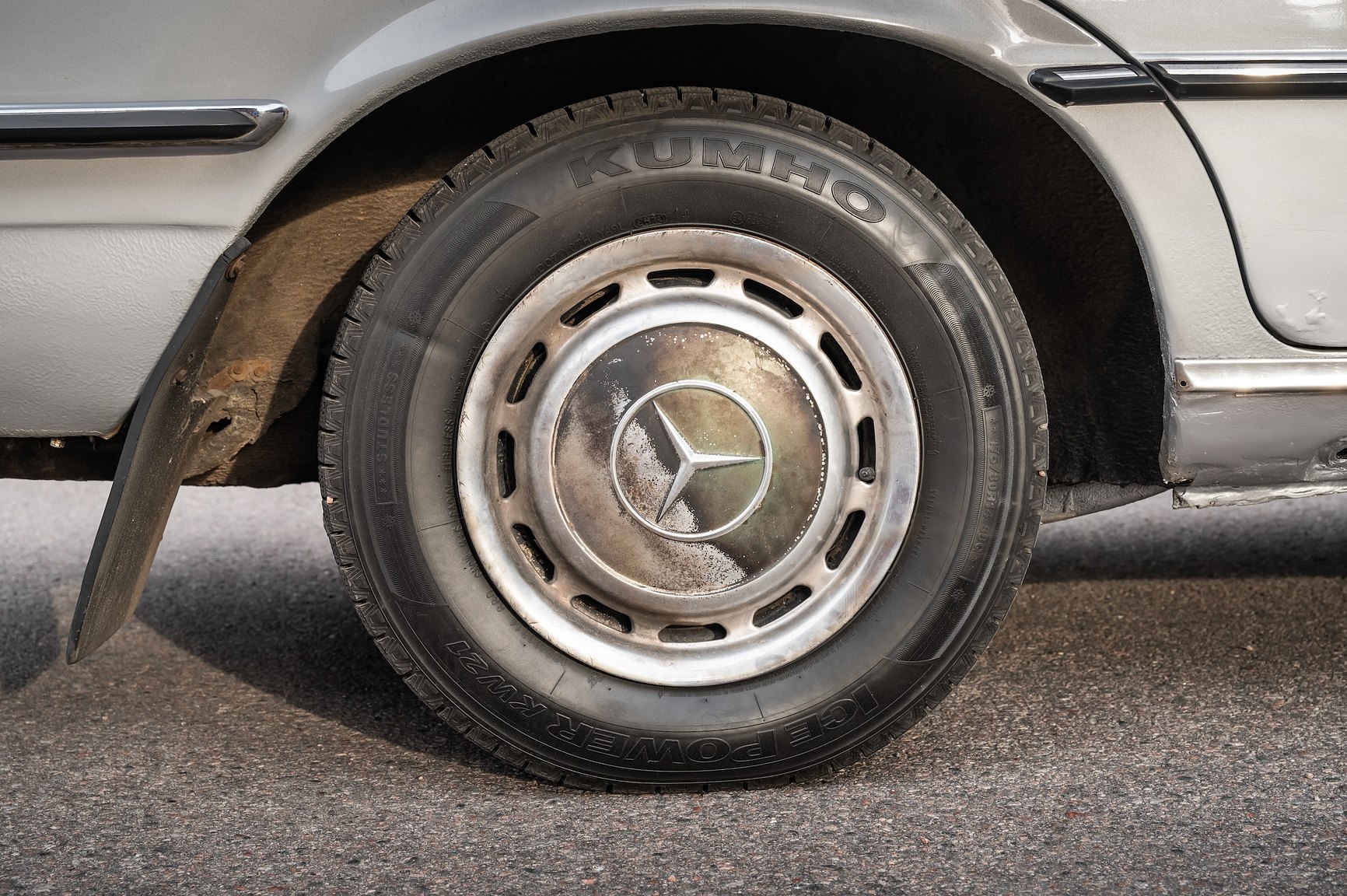 Exterior image of 1975 Mercedes-Benz 280 SE 