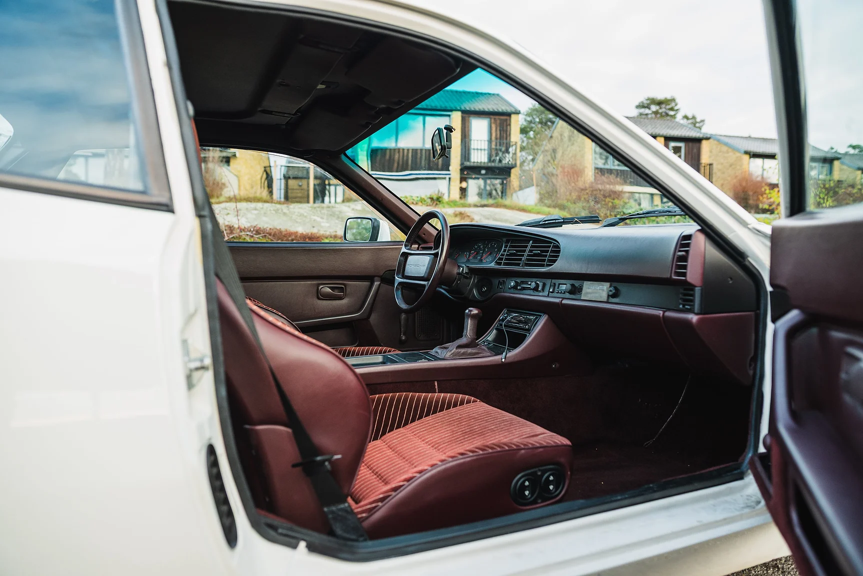 Interior image of 1986 Porsche 944R (6)