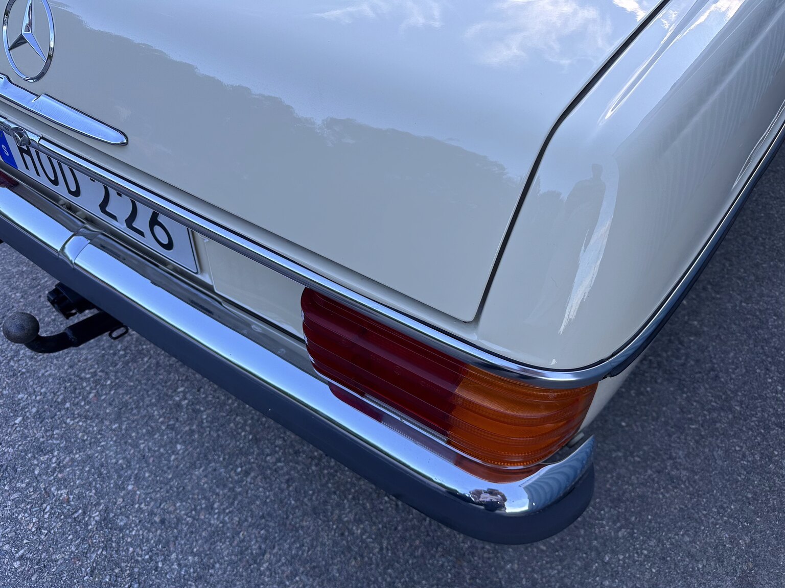 Exteriörbild på 1974 Mercedes Benz 230.6