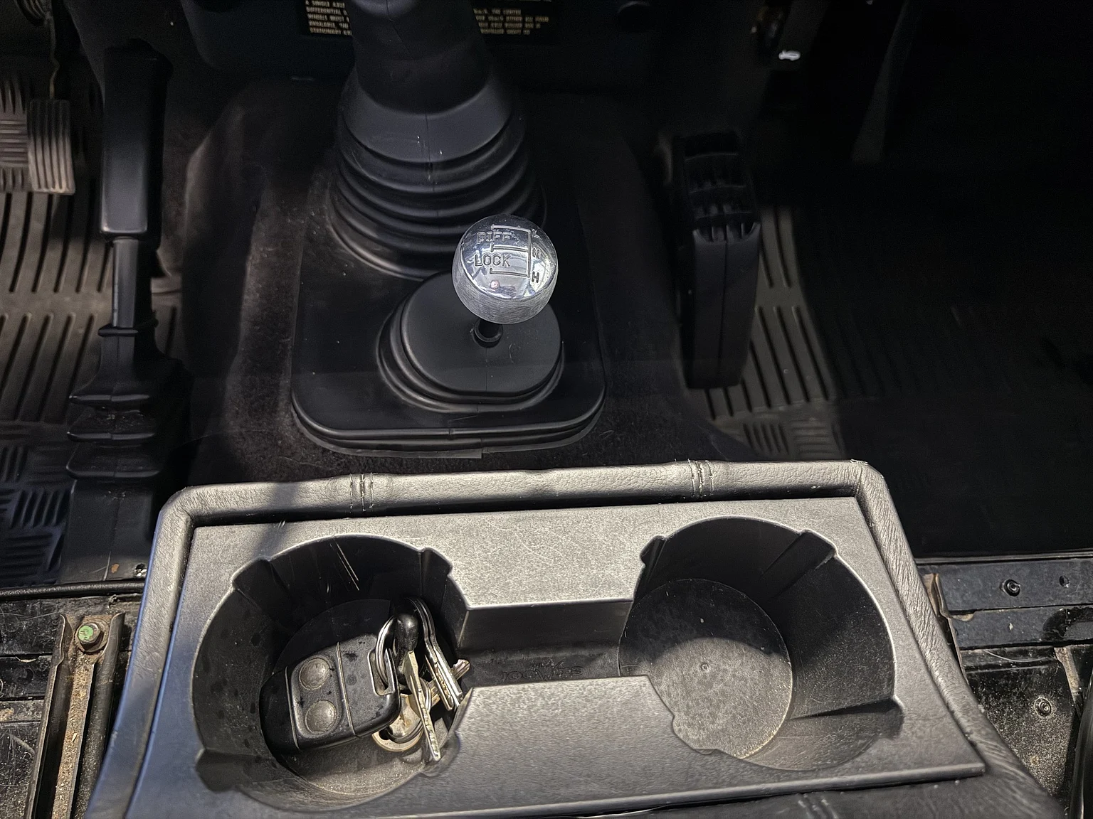 Innenraumfoto von 2000 Land Rover Defender 110 Tomb Raider (17)