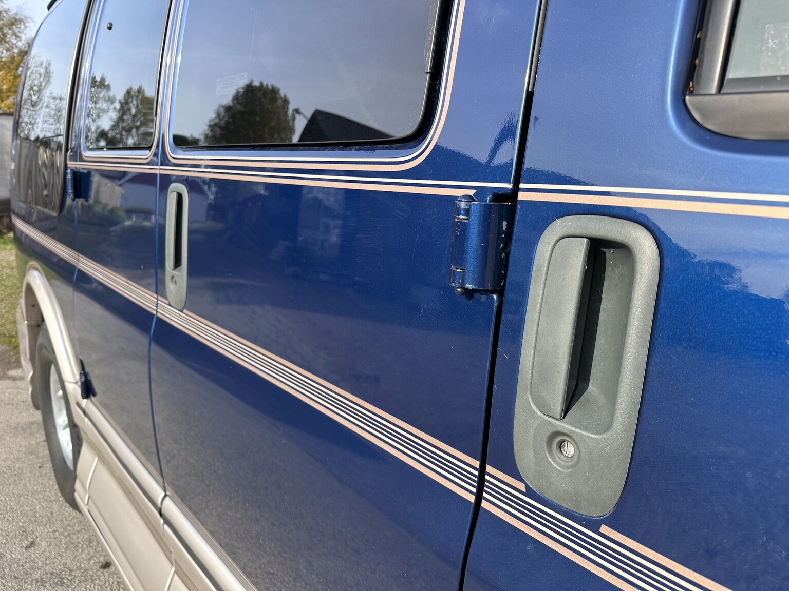 Exteriörbild på 2000 GMC Savana G1500 Conversion Van