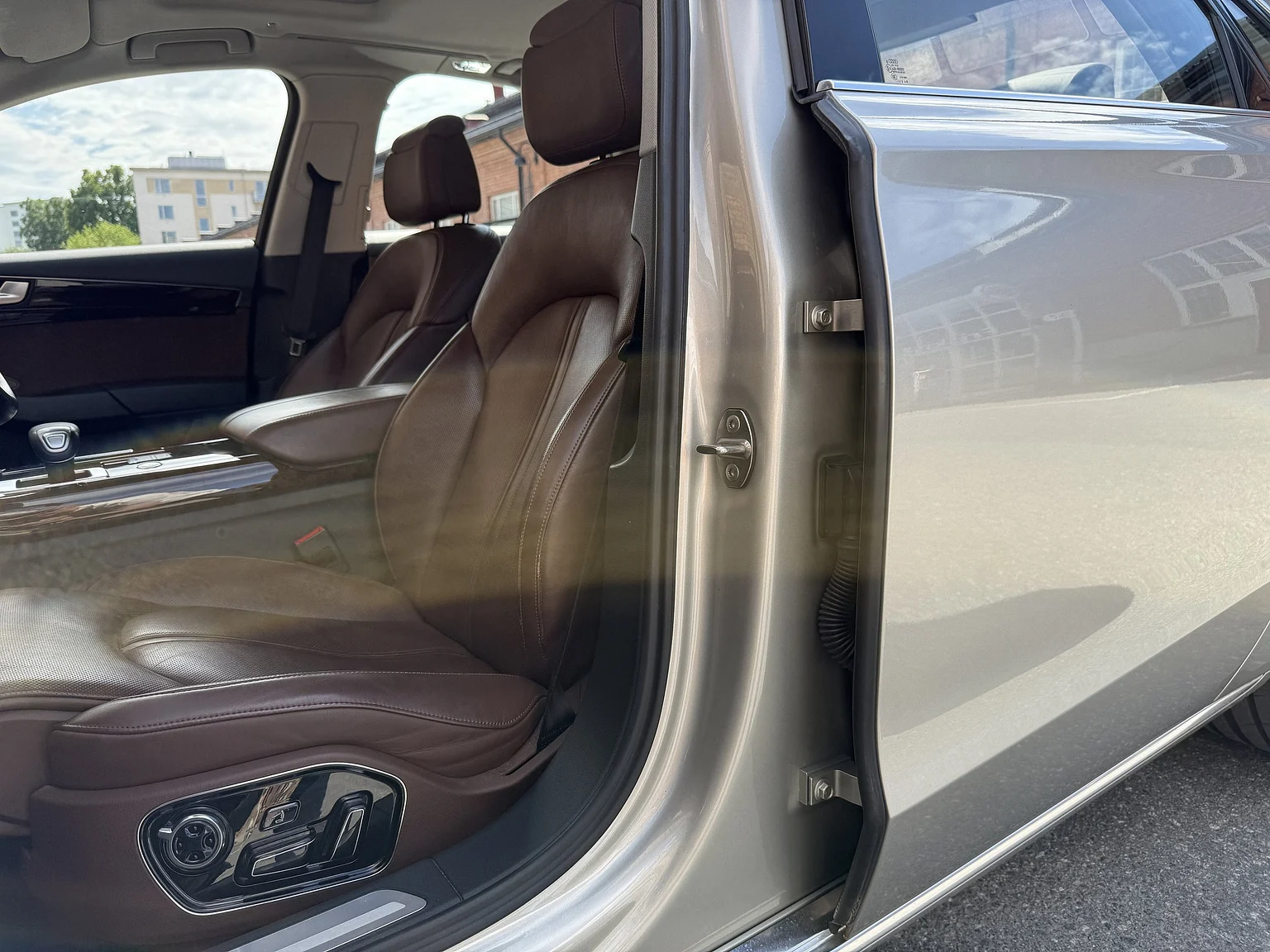 Interior image of 2014 Audi A8 4.0 TFSI (10)