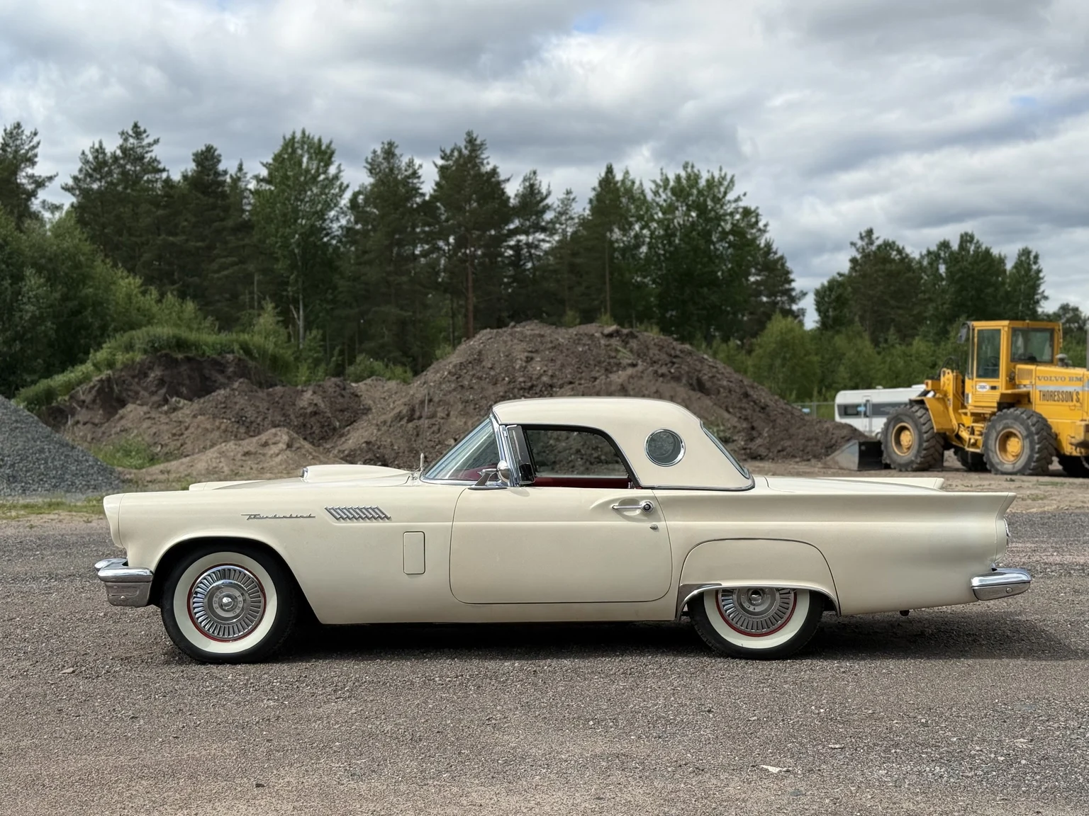 Exterior image of 1957 Ford Thunderbird (10)