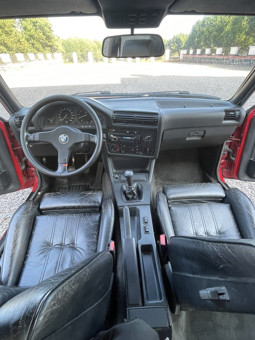 Interior image of 1987 BMW 320i