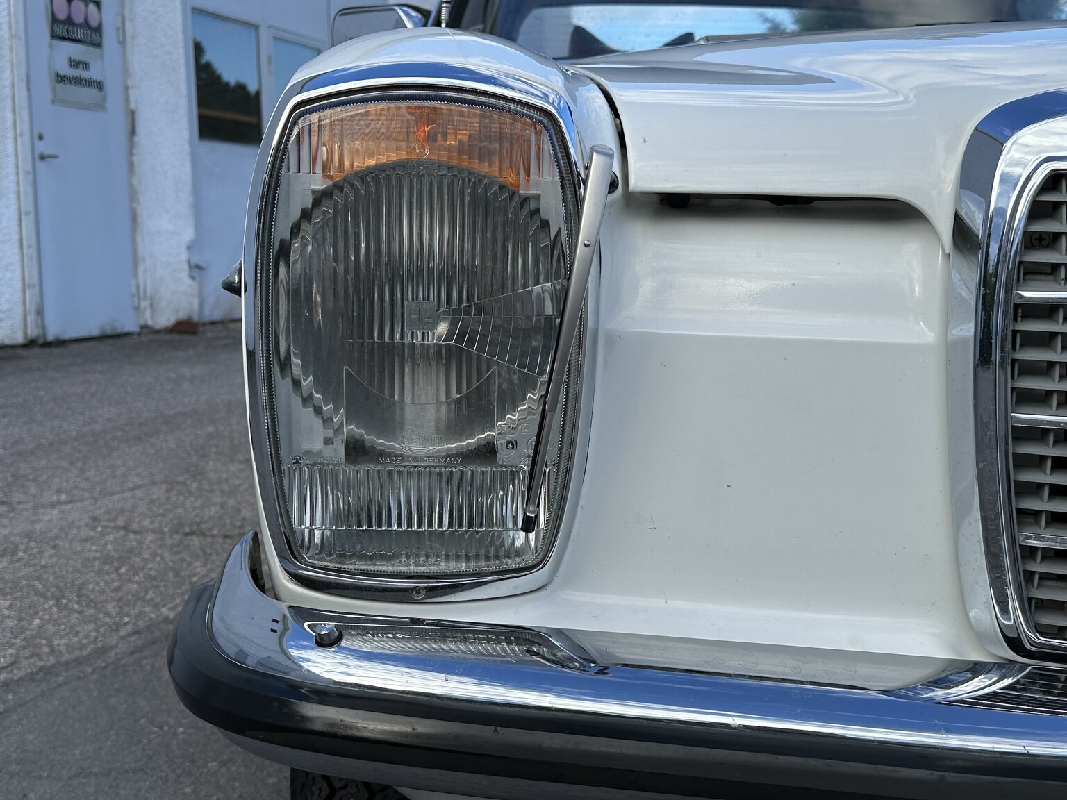 Exterior image of 1975 Mercedes Benz 200 (14)