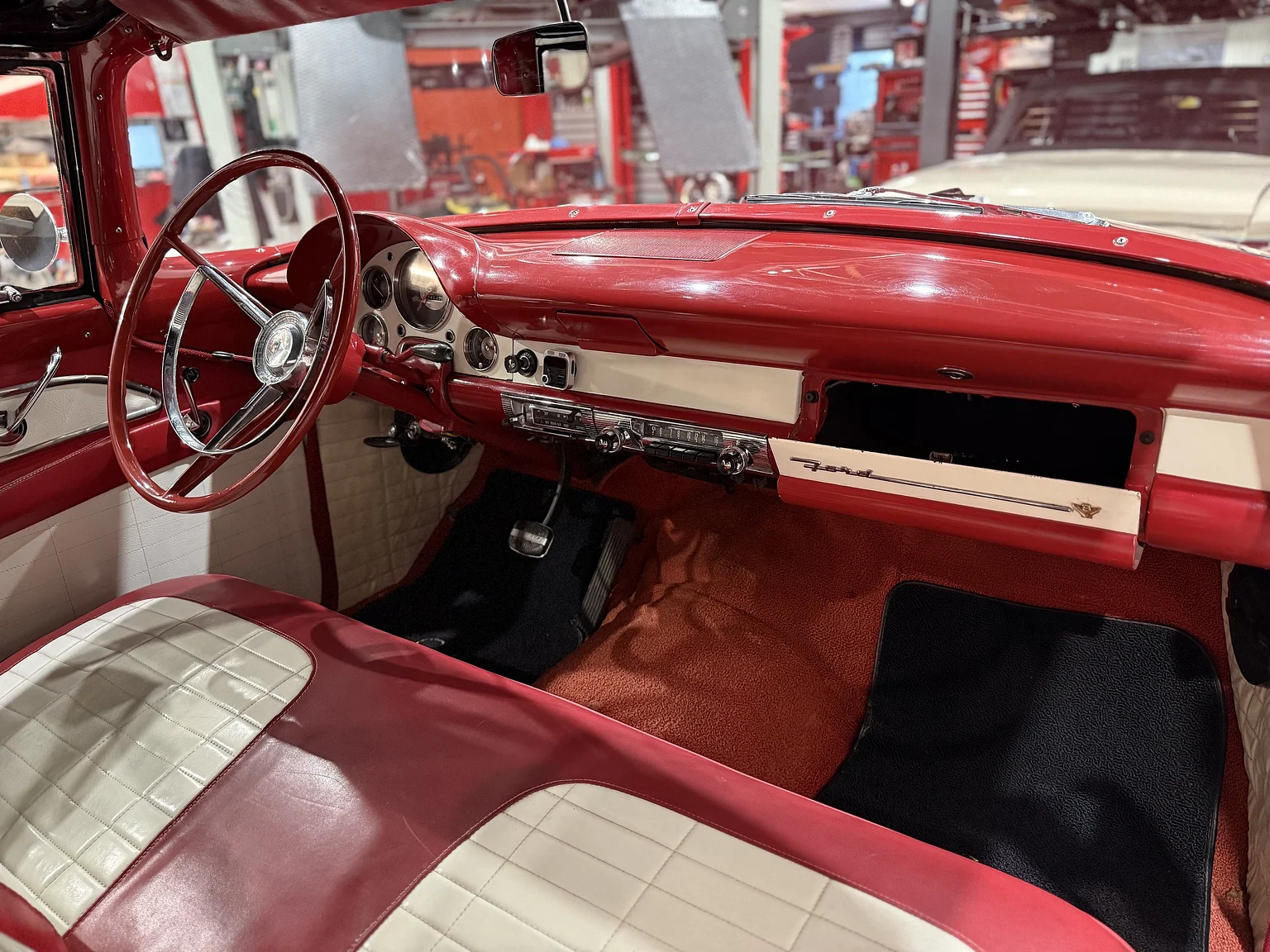 Innenraumfoto von 1956 Ford Fairlane Sunliner V8 5.1 (39)