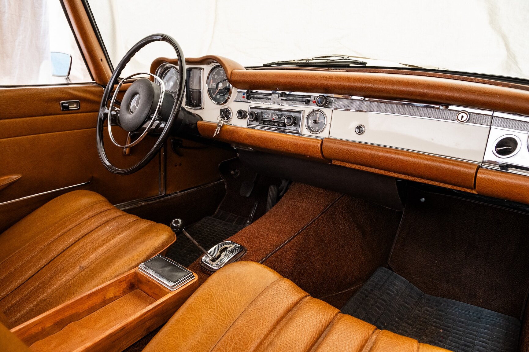 Innenraumfoto von 1968 Mercedes-Benz 280 SL Pagoda (48)