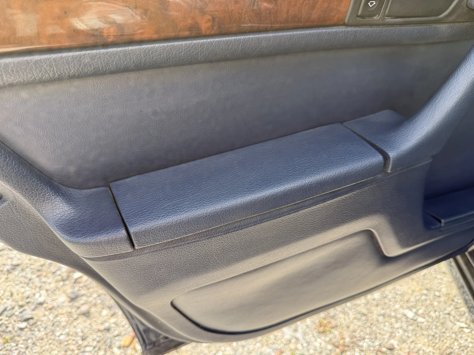 Interior image of 1990 BMW 750i (53)