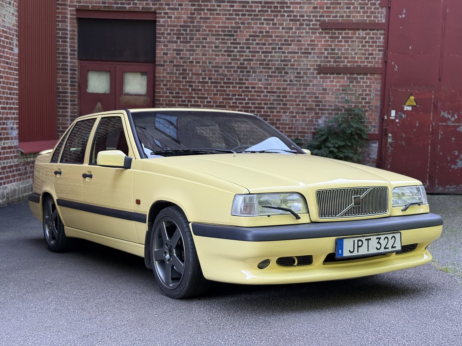 Exterior image of 1995 Volvo 850 T-5R