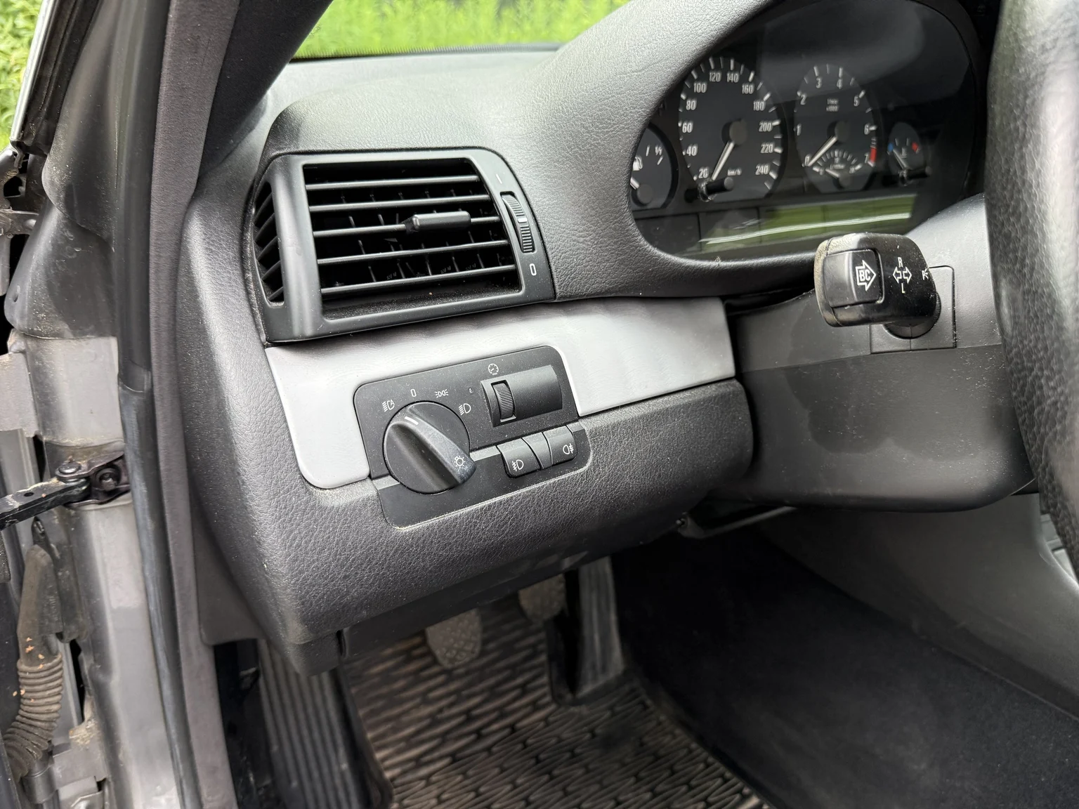 Interior image of 2005 BMW 320Ci (6)
