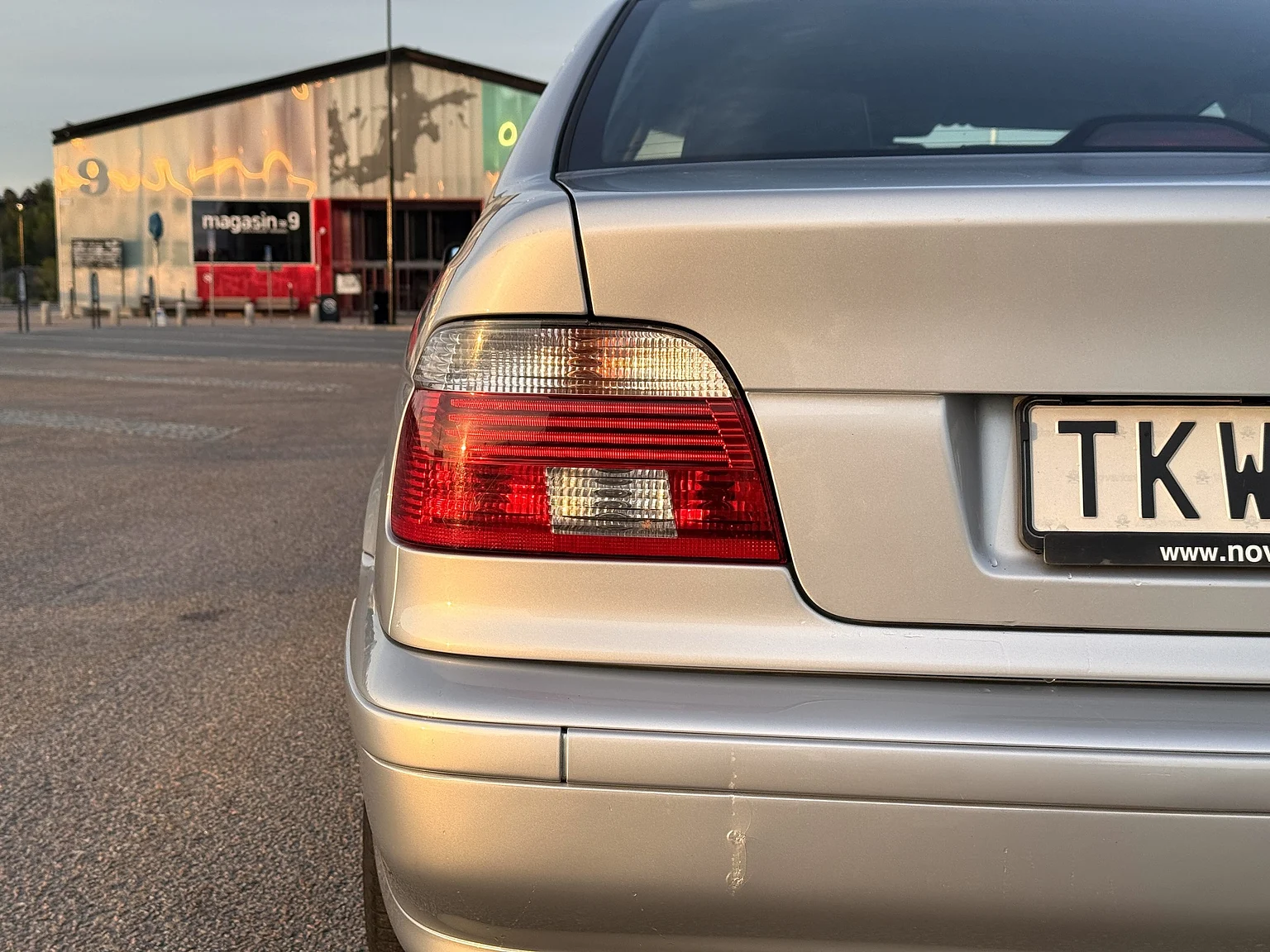 Exterior image of 2002 BMW 520i (6)