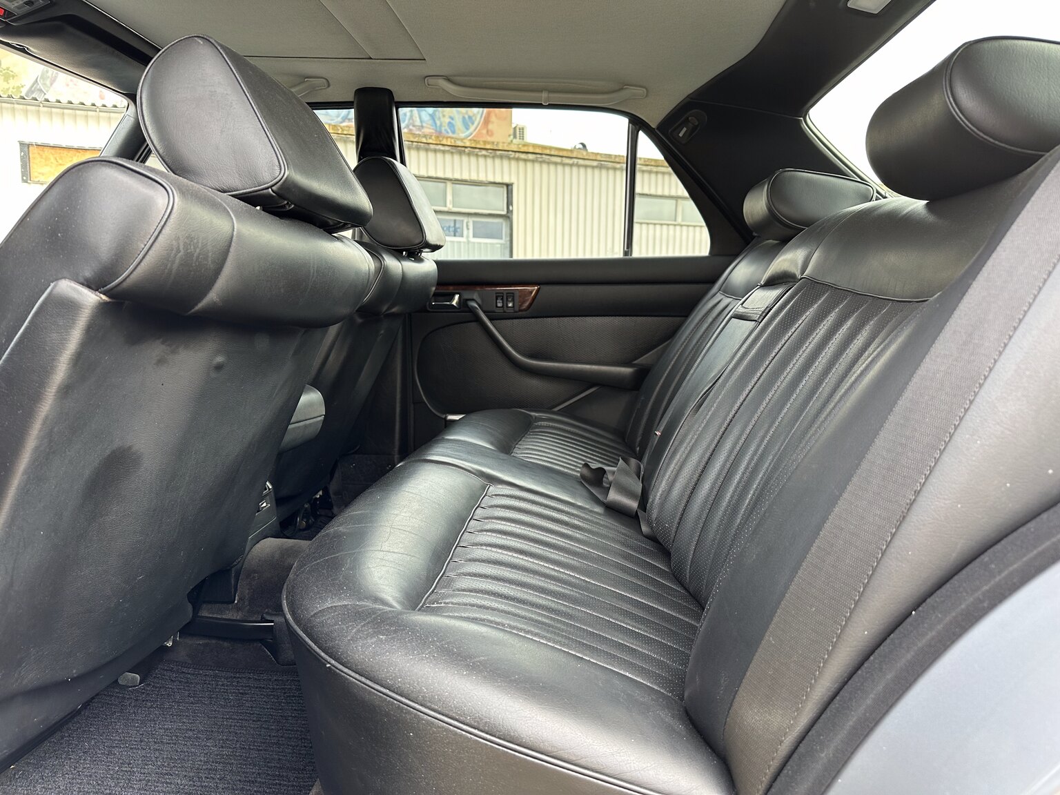 Innenraumfoto von 1987 Mercedes 300 SE