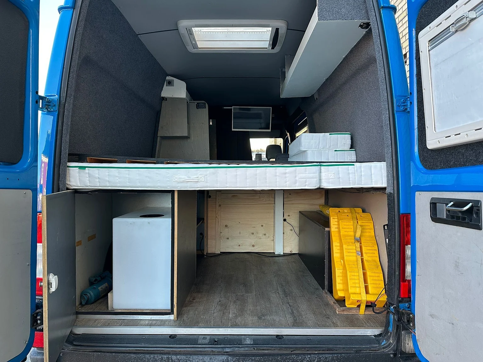 Interiörbild 2004 Mercedes-Benz Sprinter 4x4 Campervan/Overlander (15)