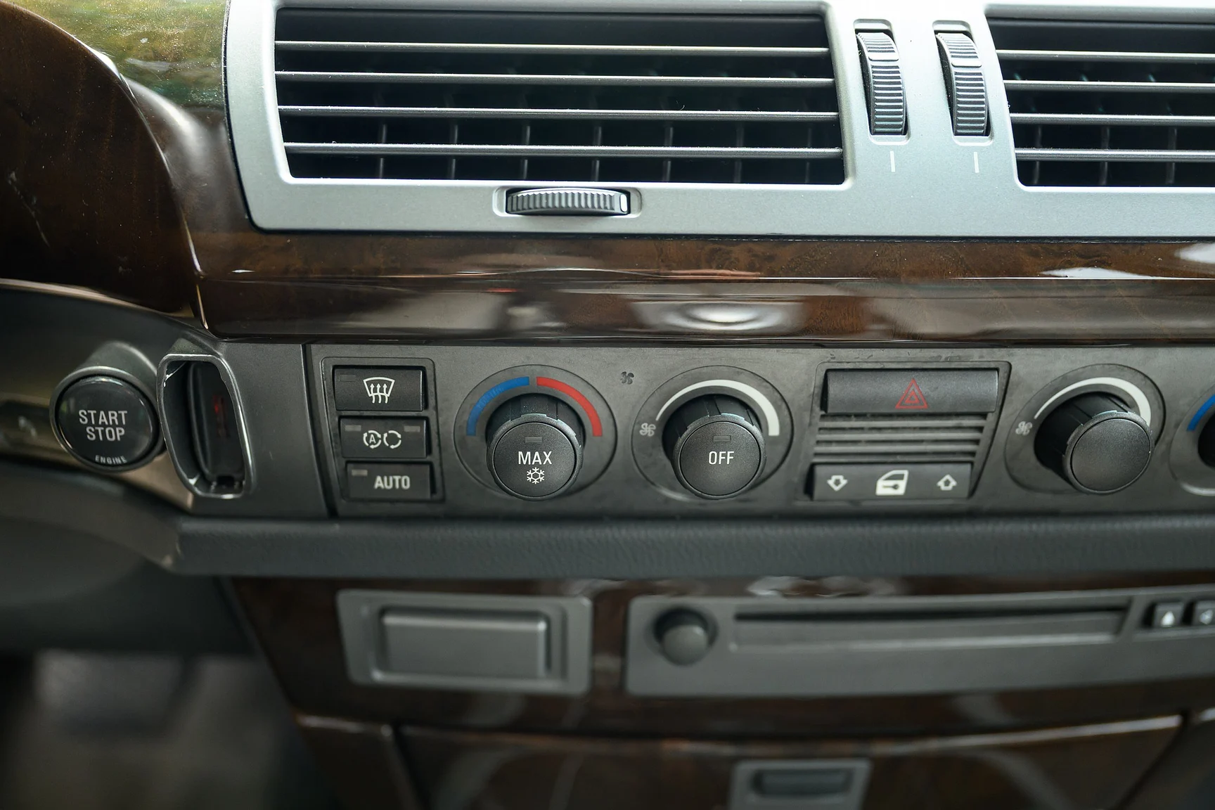 Interior image of 2001 BMW 745i (25)