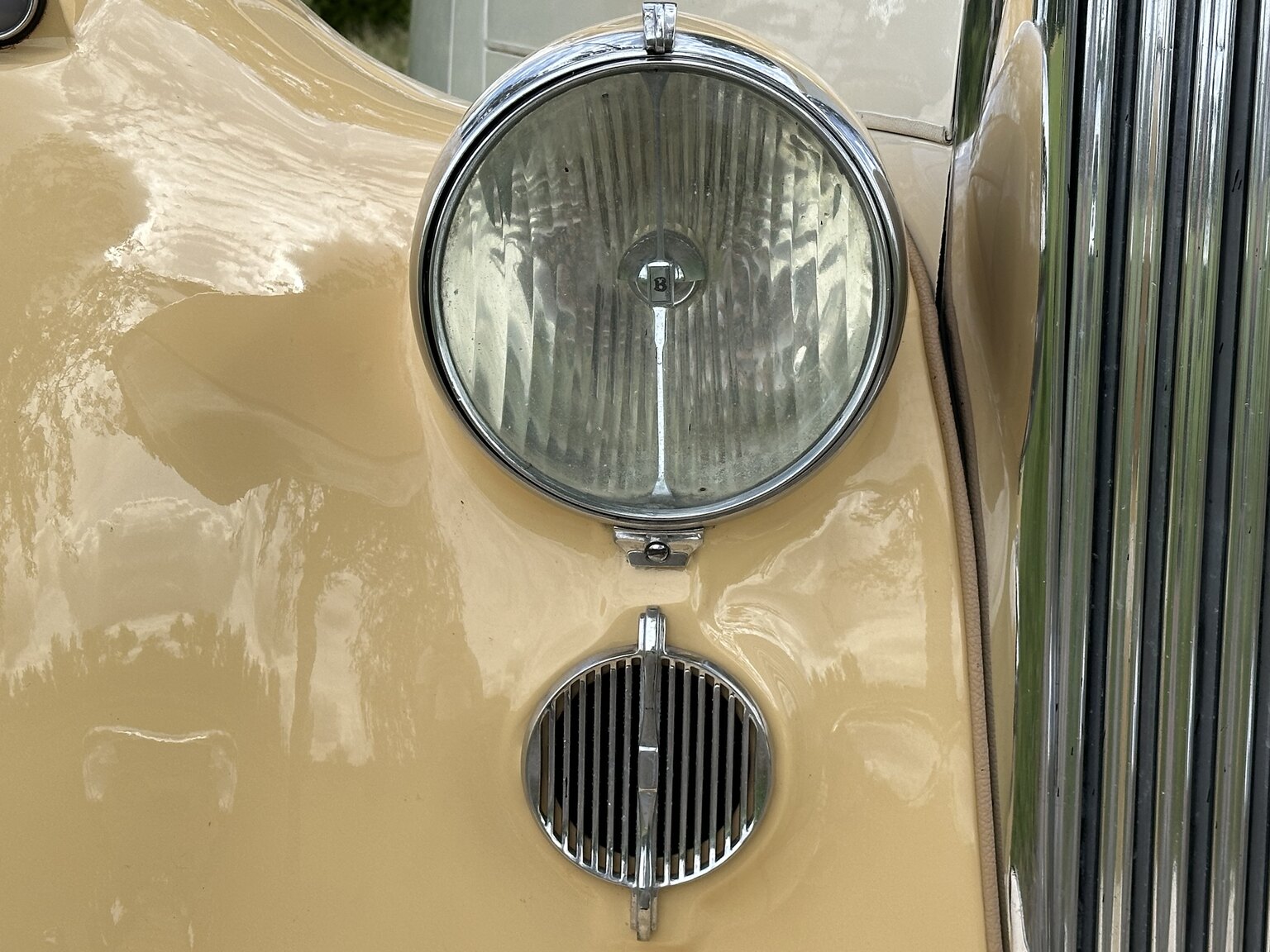 Exterior image of 1947 Bentley Mark IV Sport Saloon