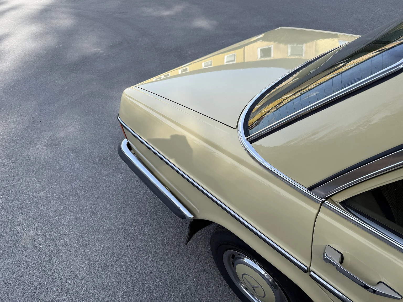 Exteriörbild på 1974 Mercedes-Benz 230 Automatic (40)