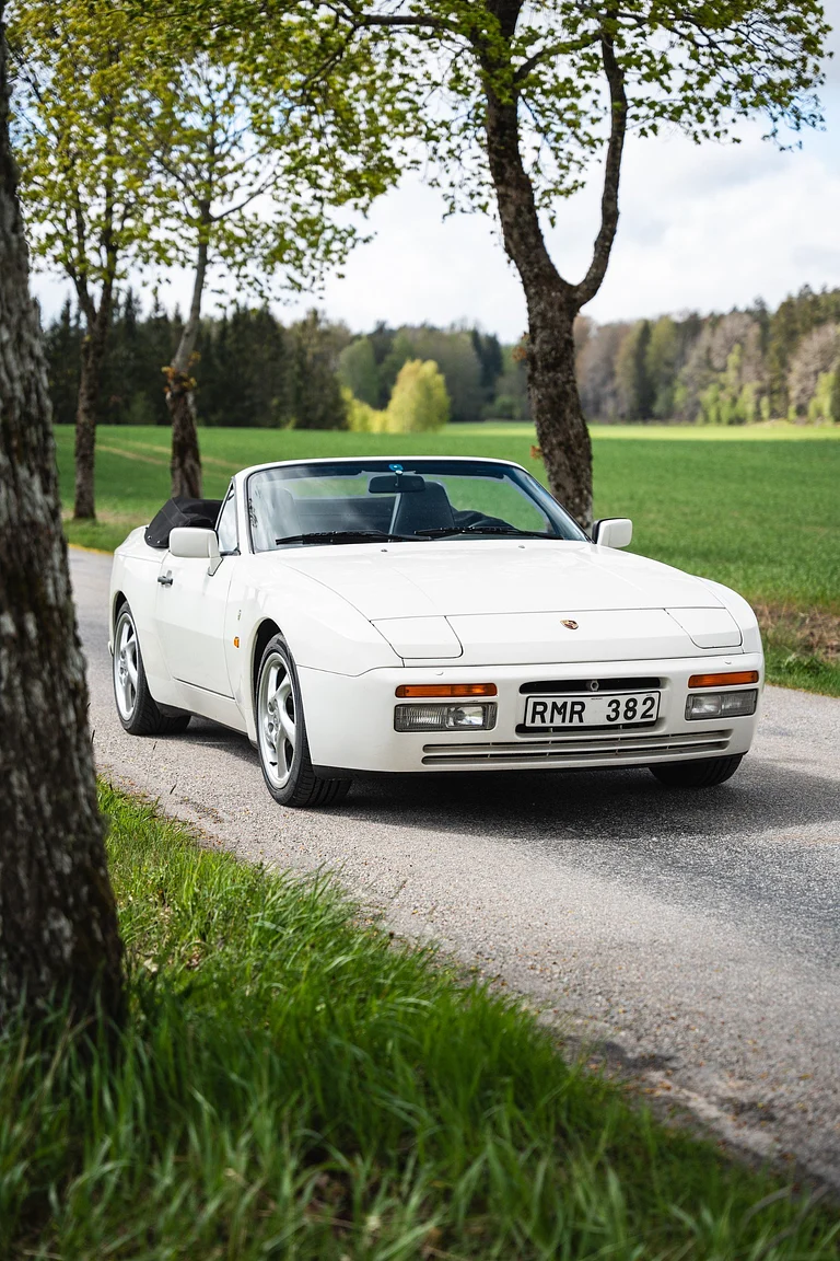 Exterior image of 1990 Porsche 944 S2 Cabriolet  (1)