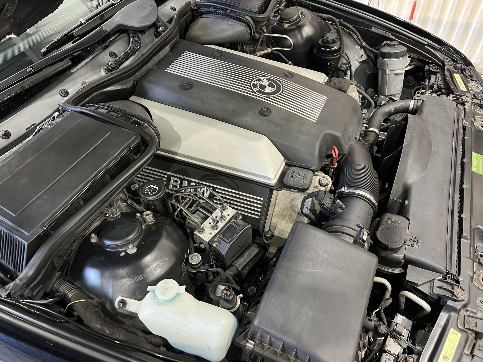 Image of 2003 BMW 540i Touring mechanics