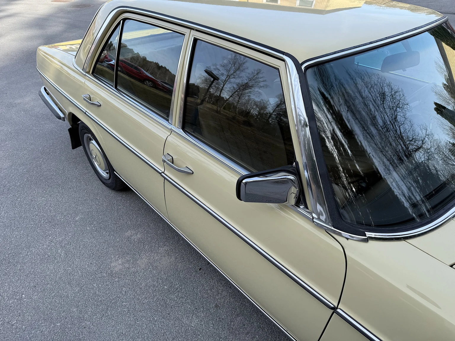 Exteriörbild på 1974 Mercedes-Benz 230 Automatic (33)