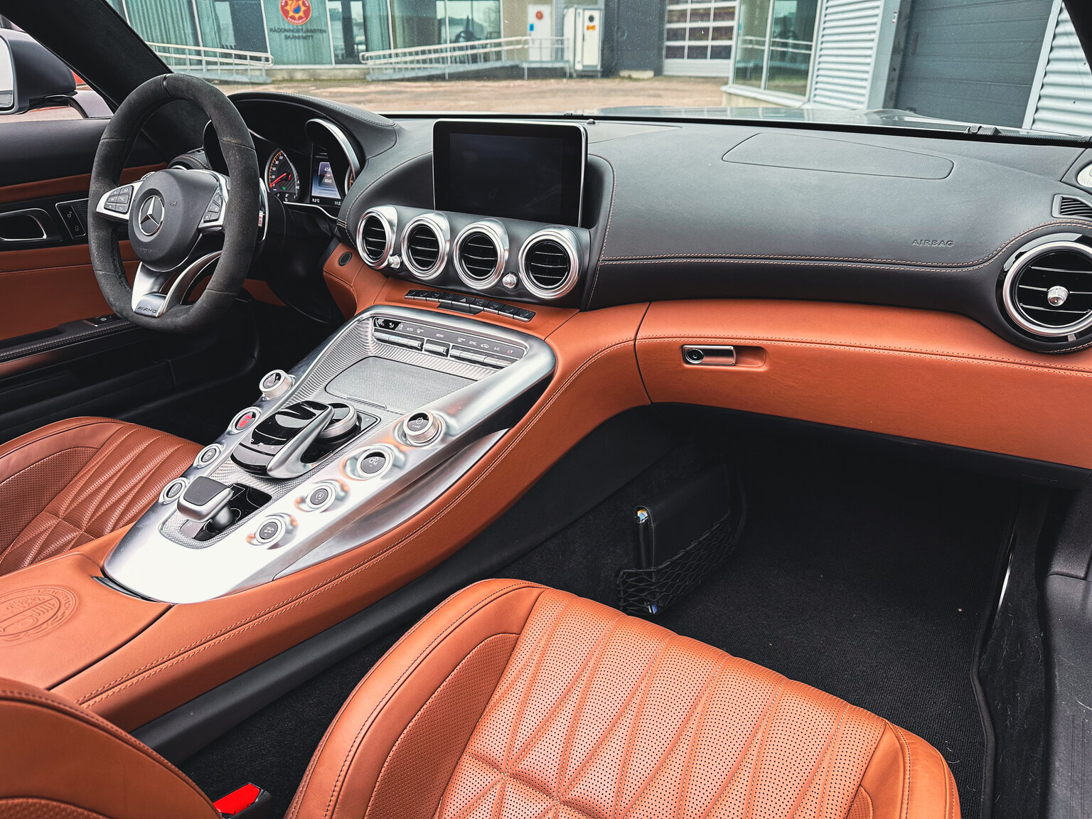 Innenraumfoto von 2018 Mercedes Benz AMG GT C