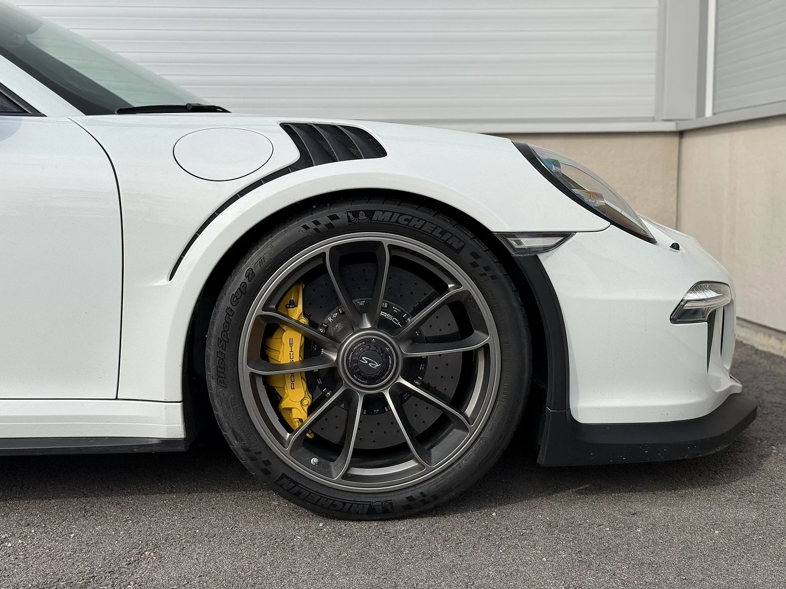 Exterior image of 2016 Porsche 911 GT3 RS (56)