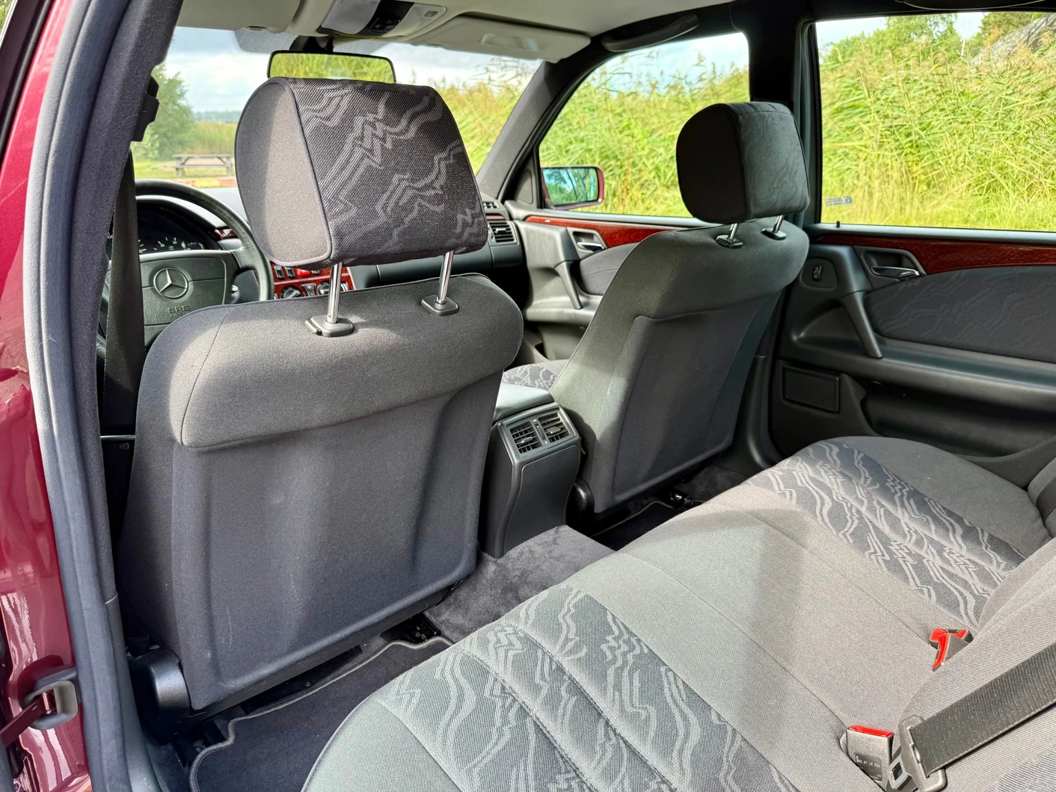Interior image of 1997 Mercedes-Benz E 290 TD (39)